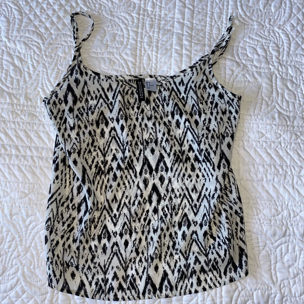 White and black print tank top